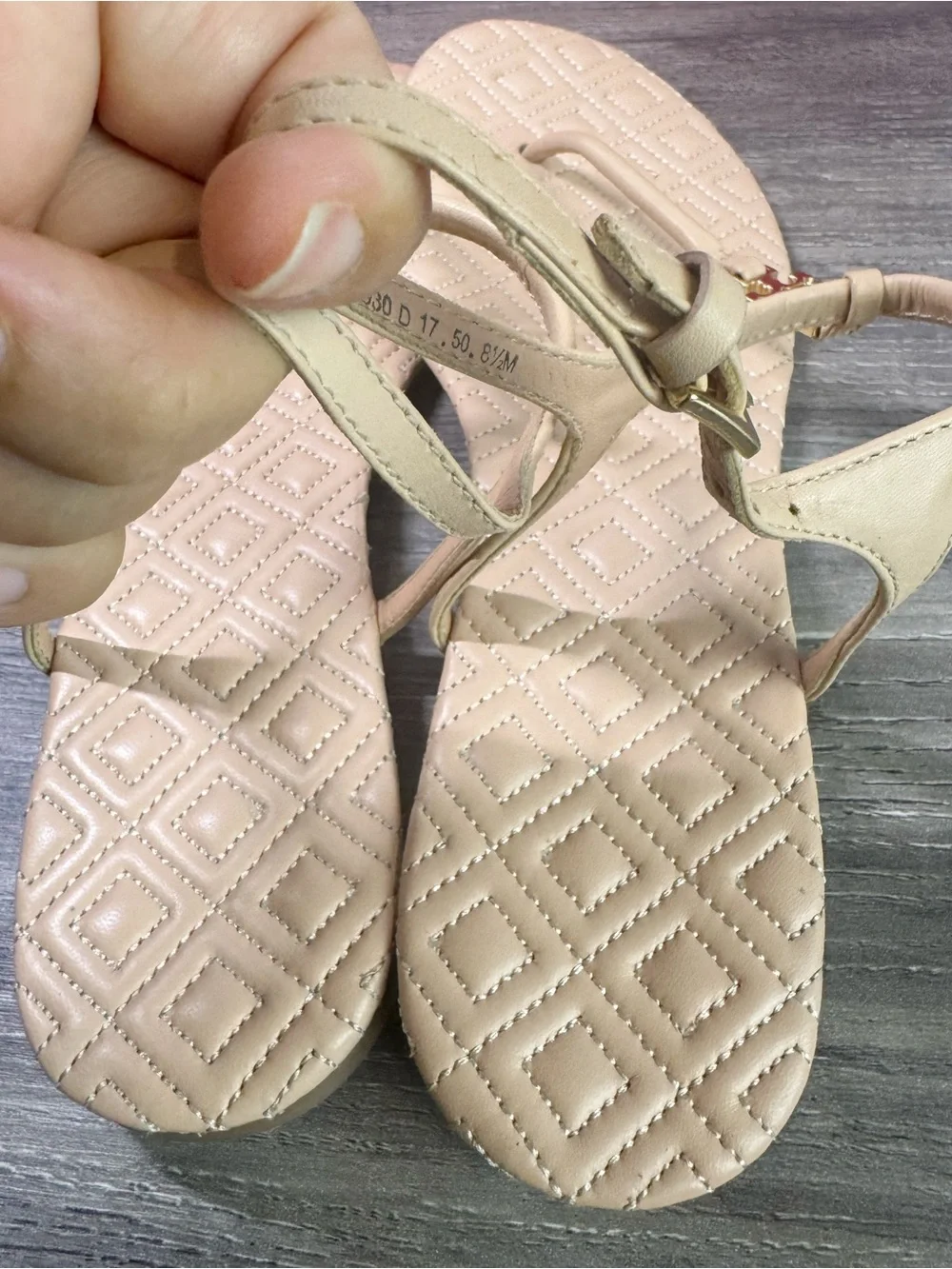 Tory Burch Marion Quilted Nude Beige Logo T-Strap Sandals size 8.5 IMMACULATE